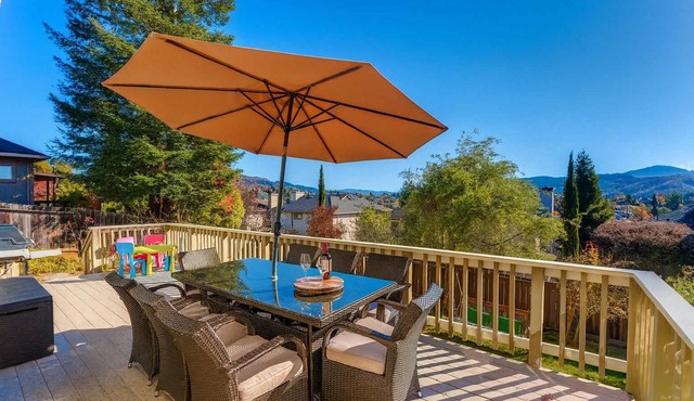 Cozy Autumn Escape – Yard, Games & Hill Views