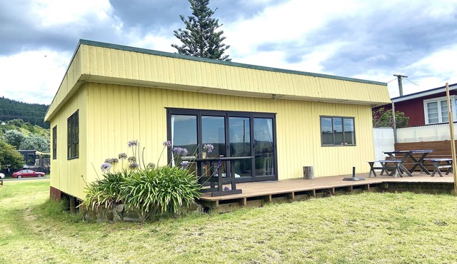 Cozy bach on the riverfront