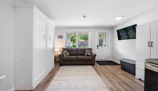 Cozy Bachelor unit 1 km from Georgian Bay!