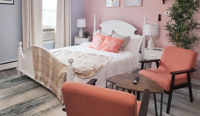 Cozy Bachelor w/Balcony - Apt 4