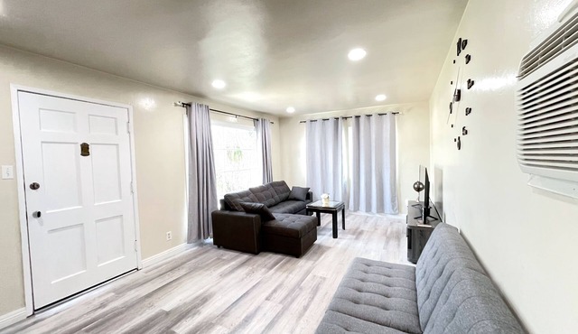 Cozy back house w/self checking in the heart of LA Full Kitchen, Wifi