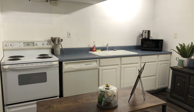 Cozy Baldwin City apartment. Private entrance, amenities provided, pet friendly!