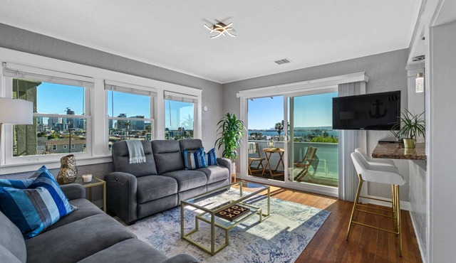 Cozy Bankers Hill Hideaway - AC, Bay View, and Parking