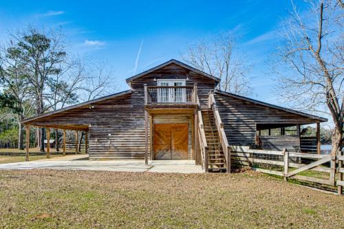 Cozy Barn Apt w/5-Acre Pond in South Georgia!