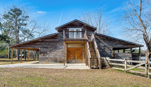 Cozy Barn Apt w/5-Acre Pond in South Georgia!
