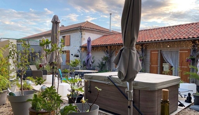 Cozy barn conversion courtyard, Hot Tub, Air Con, Fast WIFI, Home Office Area