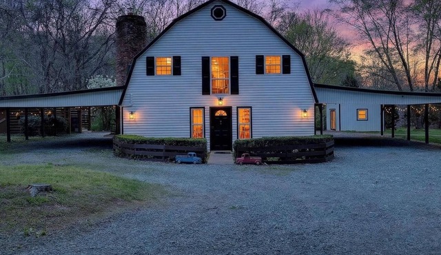 Cozy barn-house retreat w/hot tub 20 minutes to Nashville