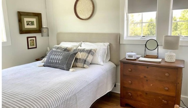 Cozy Barn Loft: Country Views & Central to Beaches