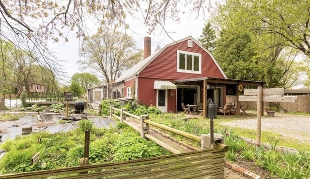 Cozy Barn Loft w/large deck, 10 Mins from downtown!
