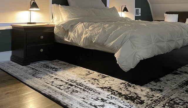 Cozy Barn style loft apartment King size bed!