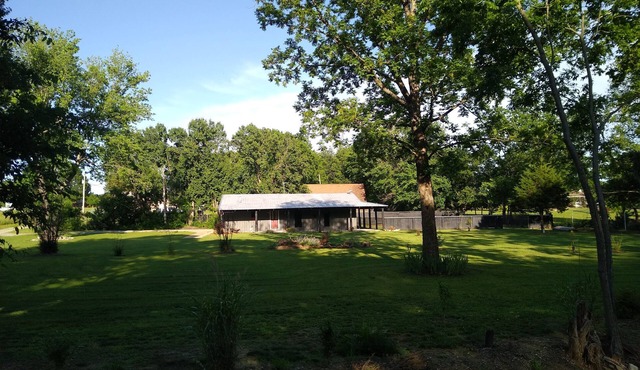 Cozy Barndominium near Will Rogers Downs and Highway 44. Quiet country setting