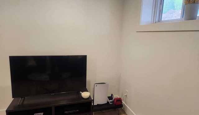 Cozy Basement Apartment with Private Entrance and Office space-4 Mins to Airport