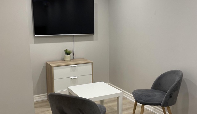Cozy Basement in Whitby