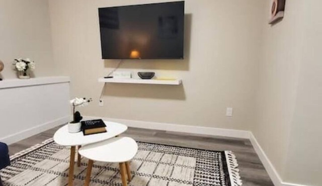 Cozy basement suite near Airport