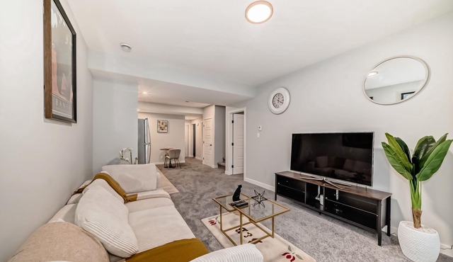 Cozy Basement Suite, tastefully furnished