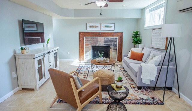 Cozy Basement Suite with Full Kitchen, Walk to Edgewood