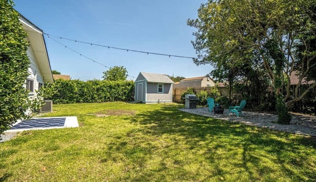 Cozy Bay Cottage private yard blocks from beach!