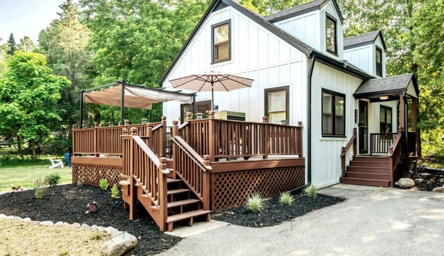 Cozy Bay Getaway - Walk to Beach, Restaurants