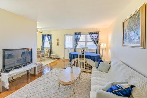 Cozy Bay Shore Condo Near Museums and Outdoor Rec!