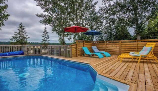 Cozy Bayfield Retreat Pool & Hot Tub 15min to Grand Bend Lake Huron Nearby