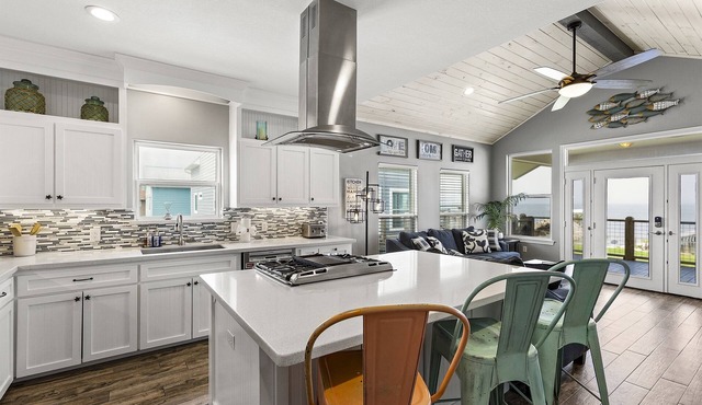 Cozy Bayfront Combo House w/Hot Tub + Private Pier
