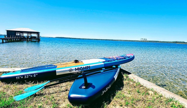 Cozy Bayfront Guest Cottage - Boat Friendly Dock!