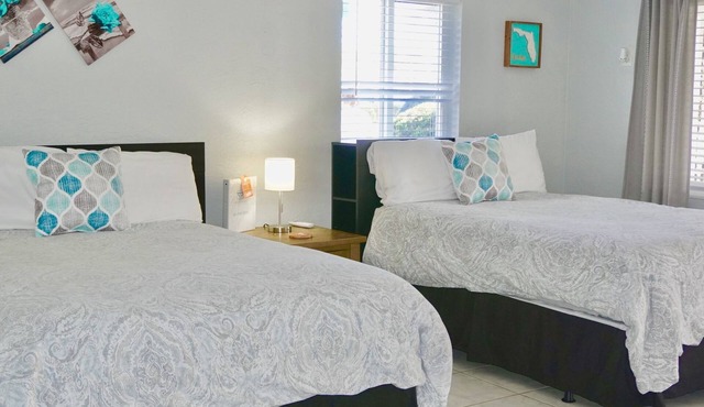 Cozy Beach Family Room/Patio/Self Check In-Out/One Step from the Ocean