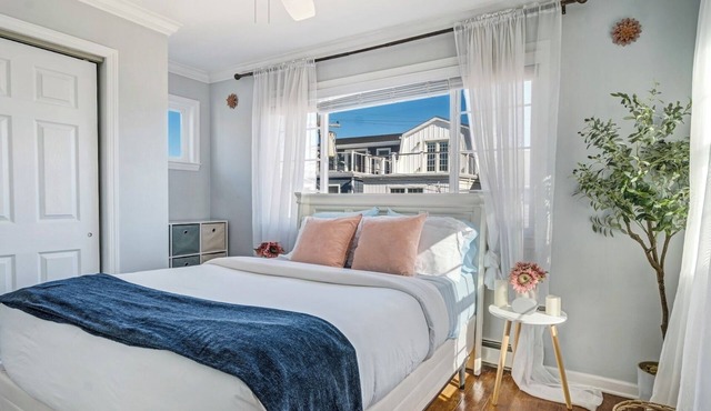 Cozy Beach Block 2BR Home ~ Private yard with BBQ grill & Lounging Rooftop deck