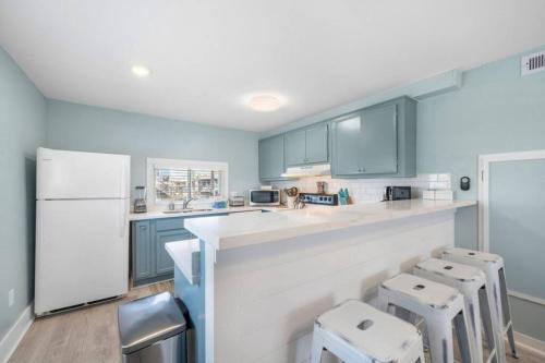 Cozy beach bungalow close to ocean with large yard