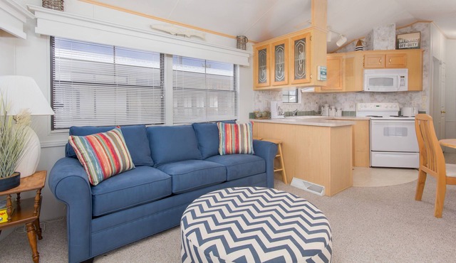 Cozy Beach Chalet Driftwood Oasis. Close to the beach, restaurants and shopping