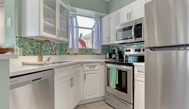 Cozy Beach Condo-Half mile to beach-King size bed!