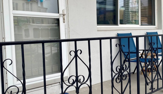 Cozy beach condo just one block from the beach. Walk to restaurants and parks.