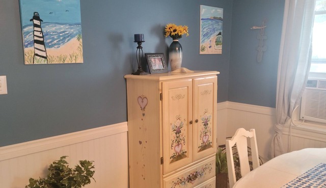 Cozy beach cottage with fire pit and suitable for a family or romantic getaway!