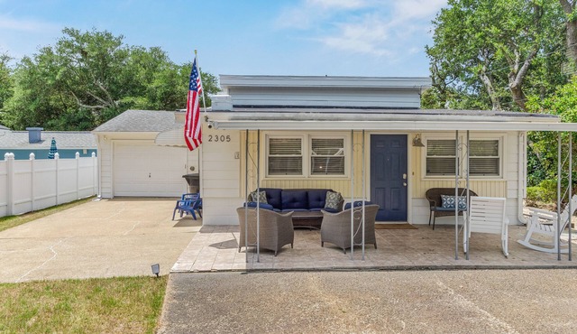 Cozy Beach Cottage - Walking distance to the Beach!