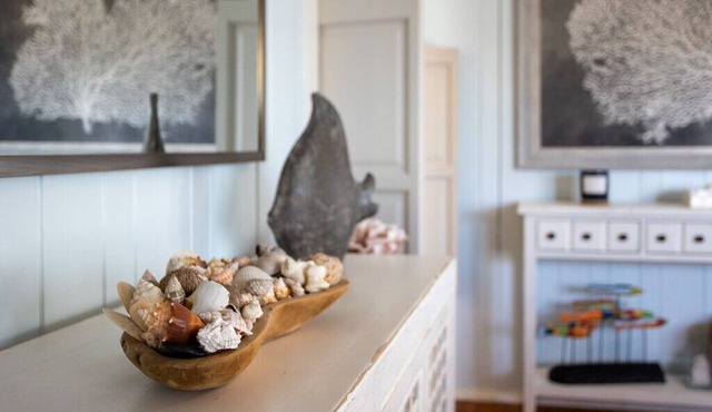Cozy beach cottage with pool and a minute walk to the beachn