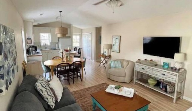 Cozy Beach Cottage DM for winter prices king beds