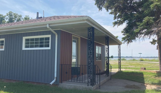 Cozy Beach Cottage. Great lake views. Lake access! Sleeps 6 efficiently.