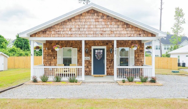 Cozy Beach Cottage Minutes to Downtown and ILM - Pet Friendly!