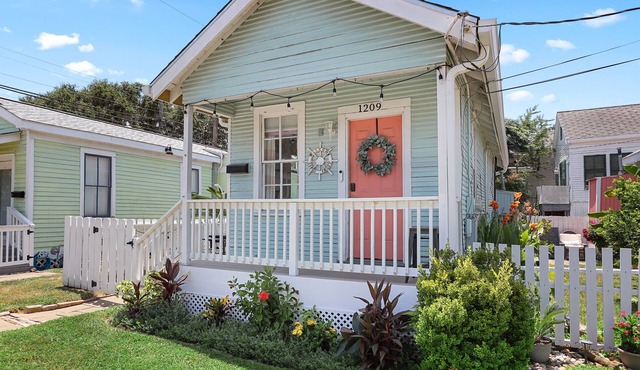 Cozy Beach Cottage- Minutes to the beach & Historic Strand