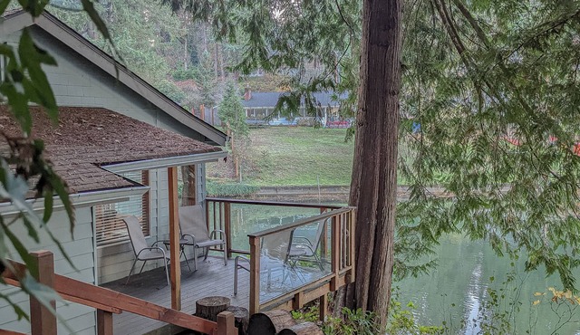 Cozy Beach Cottage on Budd Bay — Pet Friendly!