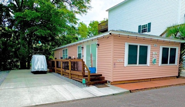 Cozy Beach Cottage 1758 in Ocean Lakes on Magnolia Lake with Limo Golf Cart
