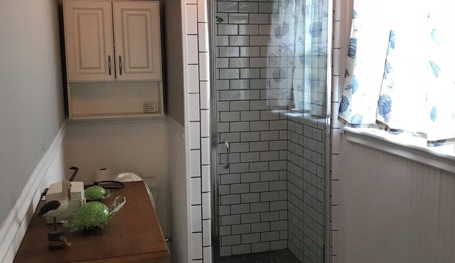 Cozy beach cottage, approximately 3 blocks from the beach. Pet friendly!