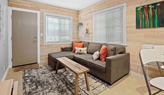 Cozy Beach Cottage, Walk to Everything! 2bed/1bath