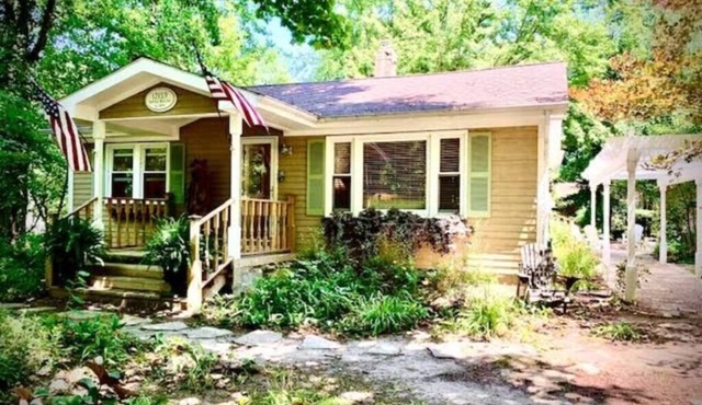 Cozy Beach Cottage, Walk to the Lake!