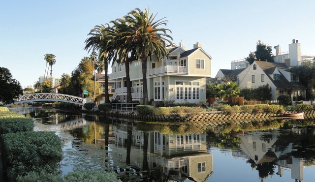 Cozy Beach Cottage with Patio & Parking