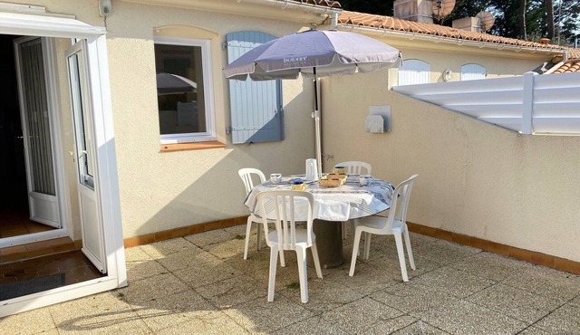 Cozy Beachside House with Courtyards, WiFi & Parking - 800m from Dunes Beach