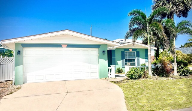 Cozy beach home! Private pool, 2min walk to beach, walkable to restaurants/shops