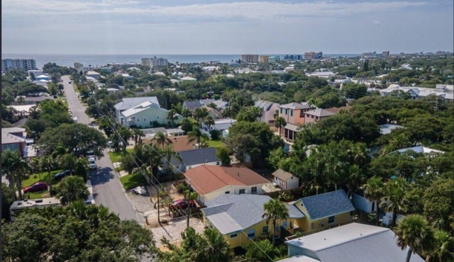Cozy beach house- sleeps six comfortably. 2 blocks from the beach & Flagler Ave.