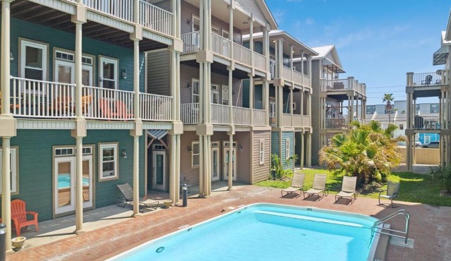 Cozy Beach House (4 min walk) w/Pool + Fast WiFi