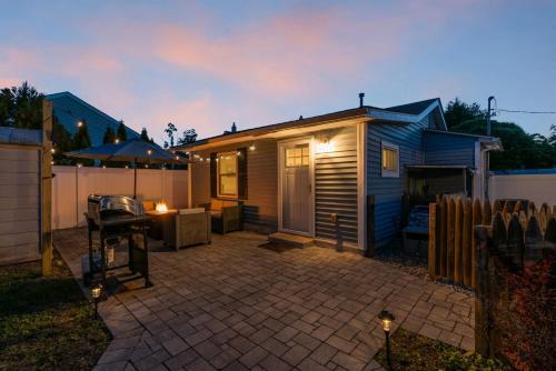 Cozy Beach House - 3 Badges, Outdoor Patio, Fire Pit, Grill - 3 Blocks to Beach & Boards